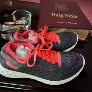 Awesome Clark’s tennis shoes size 7 1/2